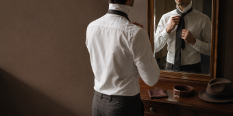 Stropdas, pochet, riem en hoed: zo maak je het af